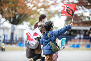 大会フラッグを持つ子ども