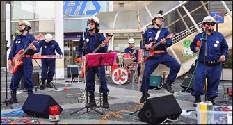 THE 消防ロッカーズの演奏