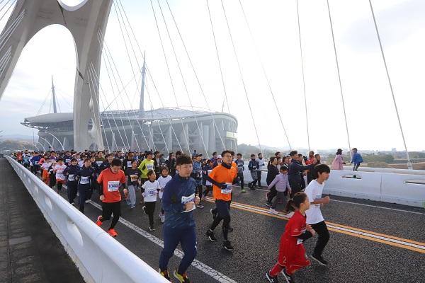写真： マラソンを楽しむランナー
