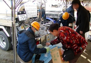 東日本大震災災害支援（短期）　水を配る様子