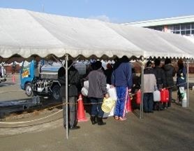 東日本大震災災害支援（短期）　給水車に並ぶ人たち