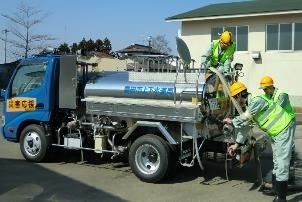 東日本大震災災害支援（短期）給水車で作業する職員