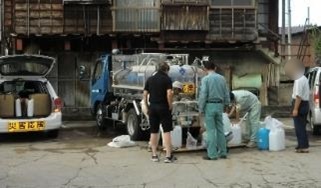 新潟県集中豪雨への給水派遣　給水する人たち