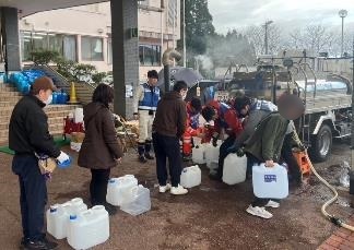 能登半島地震への災害派遣 給水車に並ぶ様子