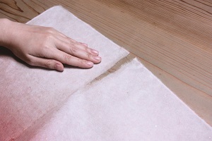 和紙の切れ目に水をつけて手で引き伸ばす