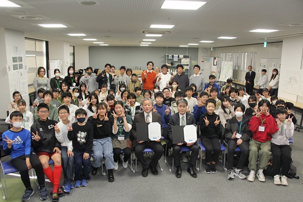 写真：記念撮影の様子