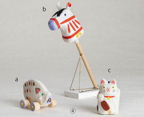 浦野　友理作　とよた張り子 　a「ハイブリッドいのしし」 　b「ウマノカブ」 c「招き猫と五平餅」