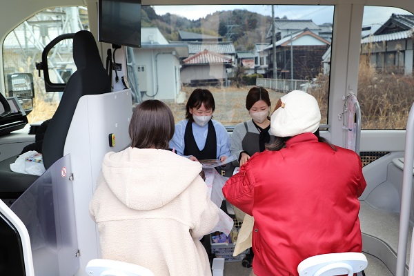 写真：「e-Palette」内でハンドケアを体験する人