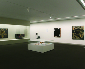絵画や書簡など、様々な作品や資料が展示されている様子
