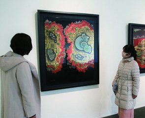 絵画や書簡など、様々な作品や資料が展示されている様子