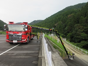 屈折25m級はしご付き消防自動車　梯子を伸ばした状態