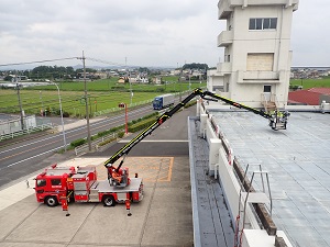 屈折25m級はしご付き消防自動車　梯子を伸ばした状態02