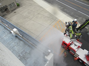 屈折25m級はしご付き消防自動車　放水