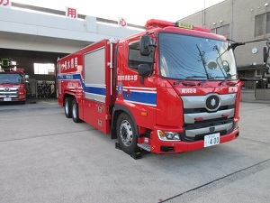 大型水槽車　前面