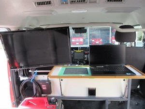 ドローン車　モニターやタブレット端末