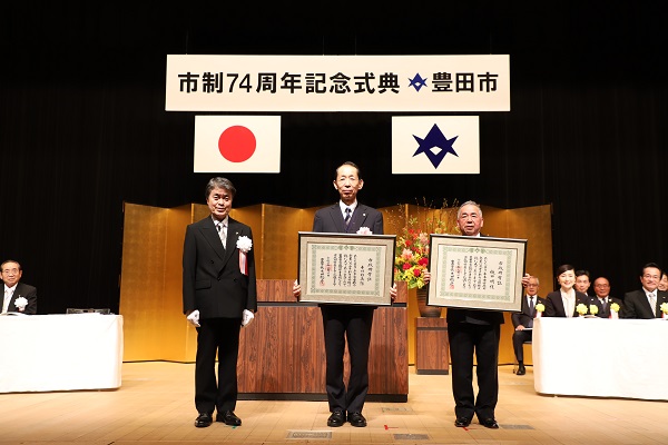 写真：市長と市政功労証を受け取った2人（左から：幸村氏、樋口氏）