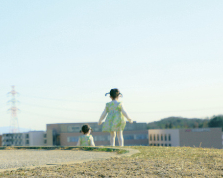 公園で遊ぶ双子の様子