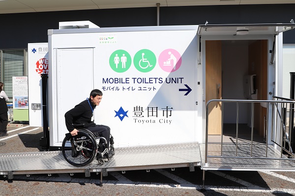 写真：導入されたモバイルトイレユニットを利用する様子