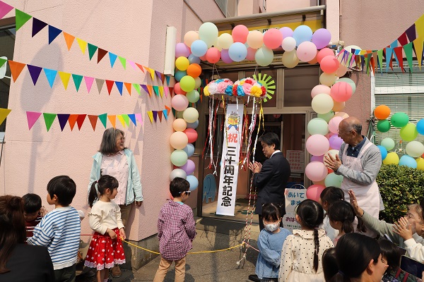 写真：くす玉割りをする子どもたちと太田市長
